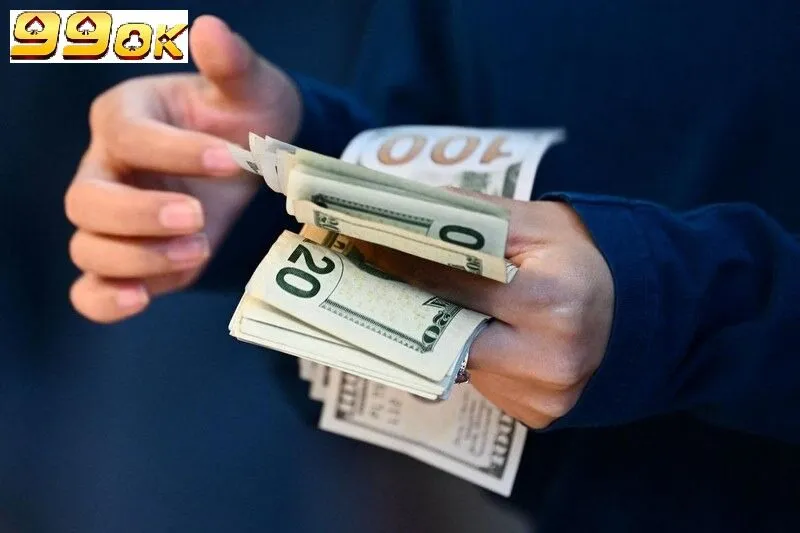 Tiến hành rút tiền và chờ hệ thống chuyển khoản trong ít phút